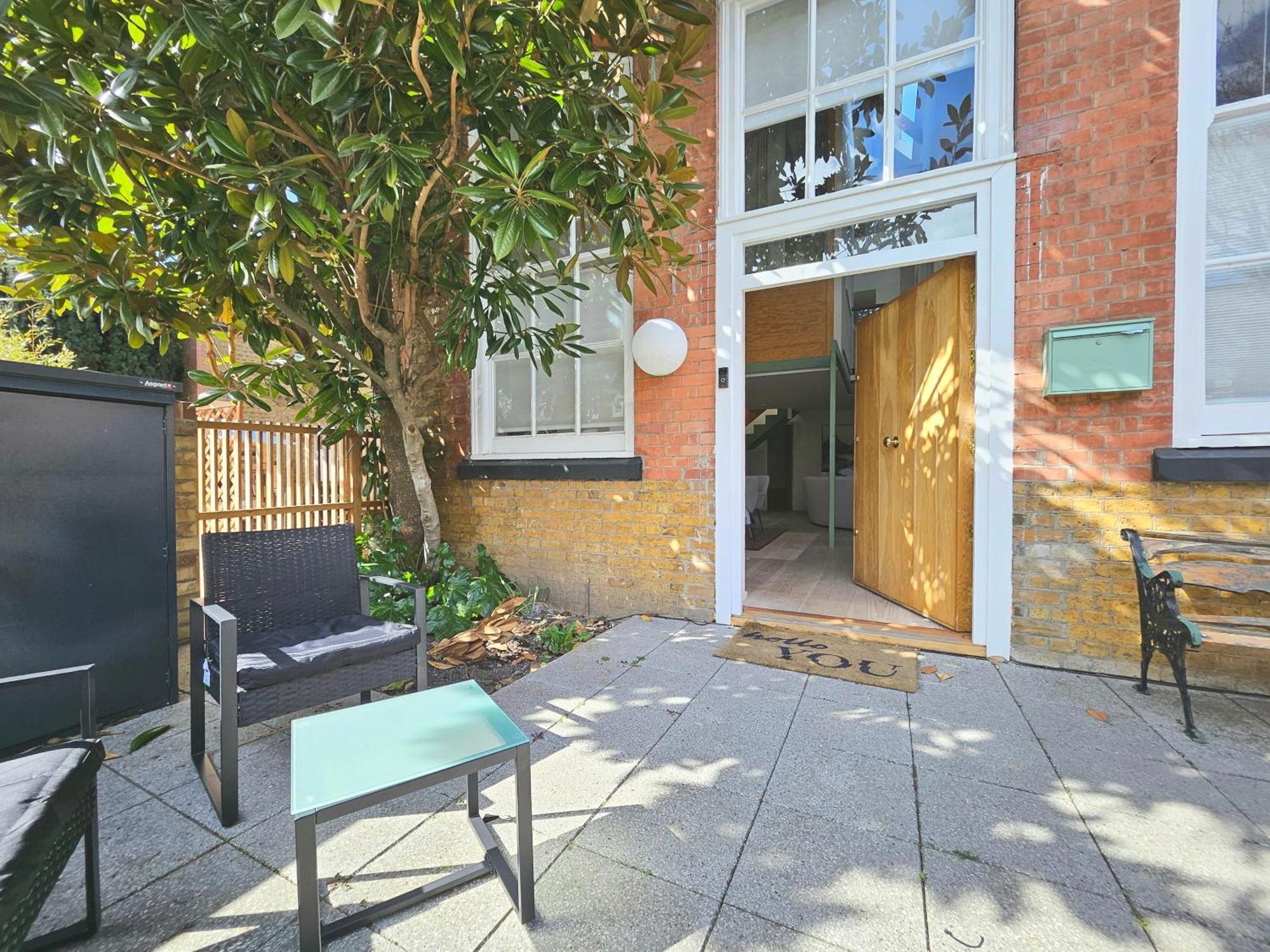 Schoolbell Mews Full 3 Bedroom 2 Bathroom Architect Designed Mews House Fabulous Bow, Victoria Park Location *