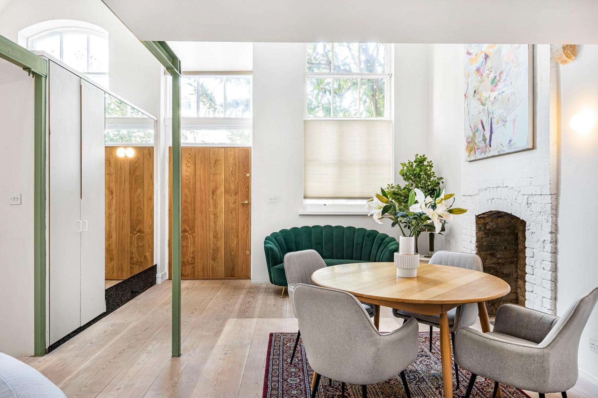 Schoolbell Mews Full 3 Bedroom 2 Bathroom Architect Designed Mews House Fabulous Bow, Victoria Park Location *