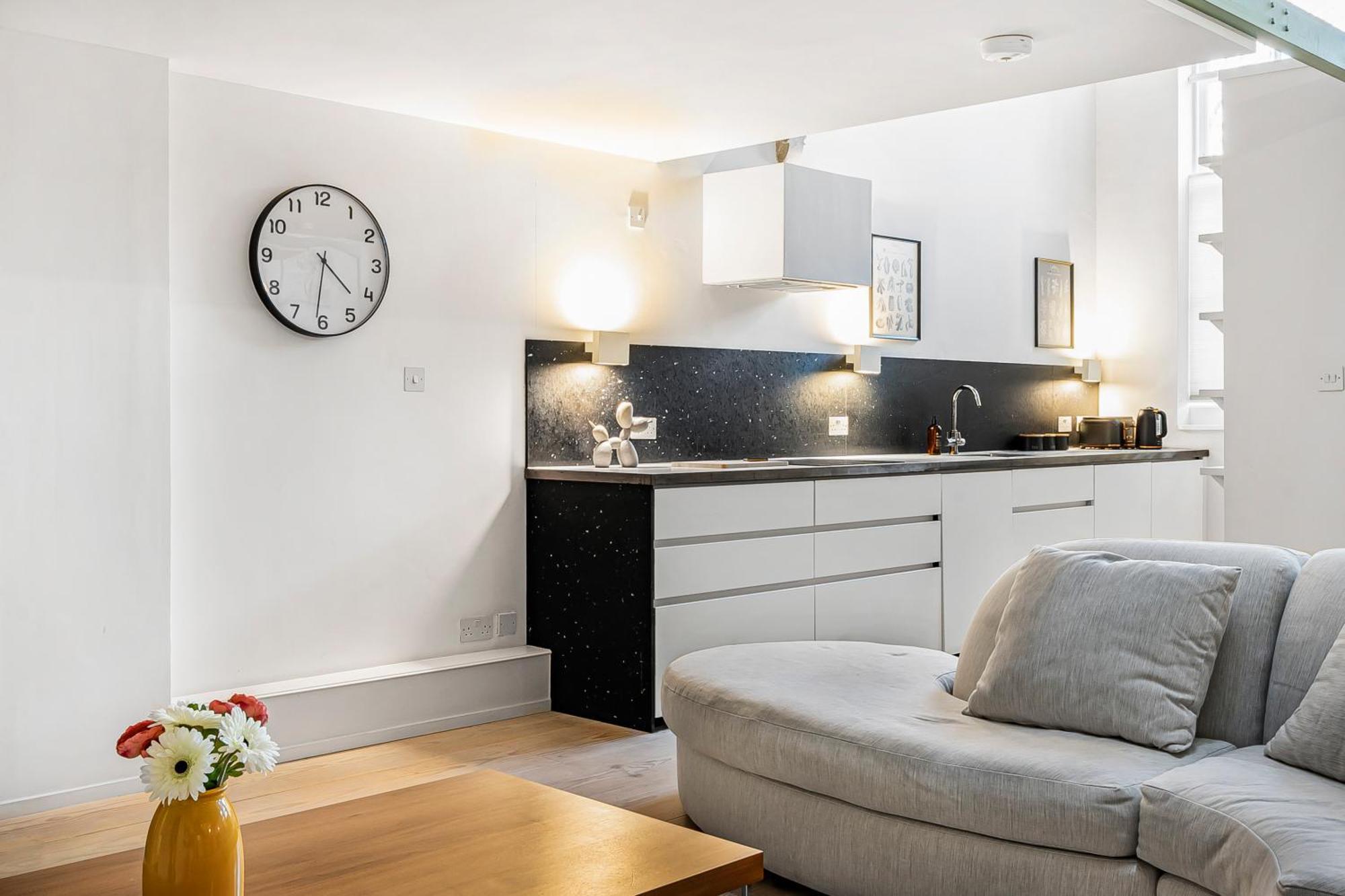 Schoolbell Mews Full 3 Bedroom 2 Bathroom Architect Designed Mews House Fabulous Bow, Victoria Park Location