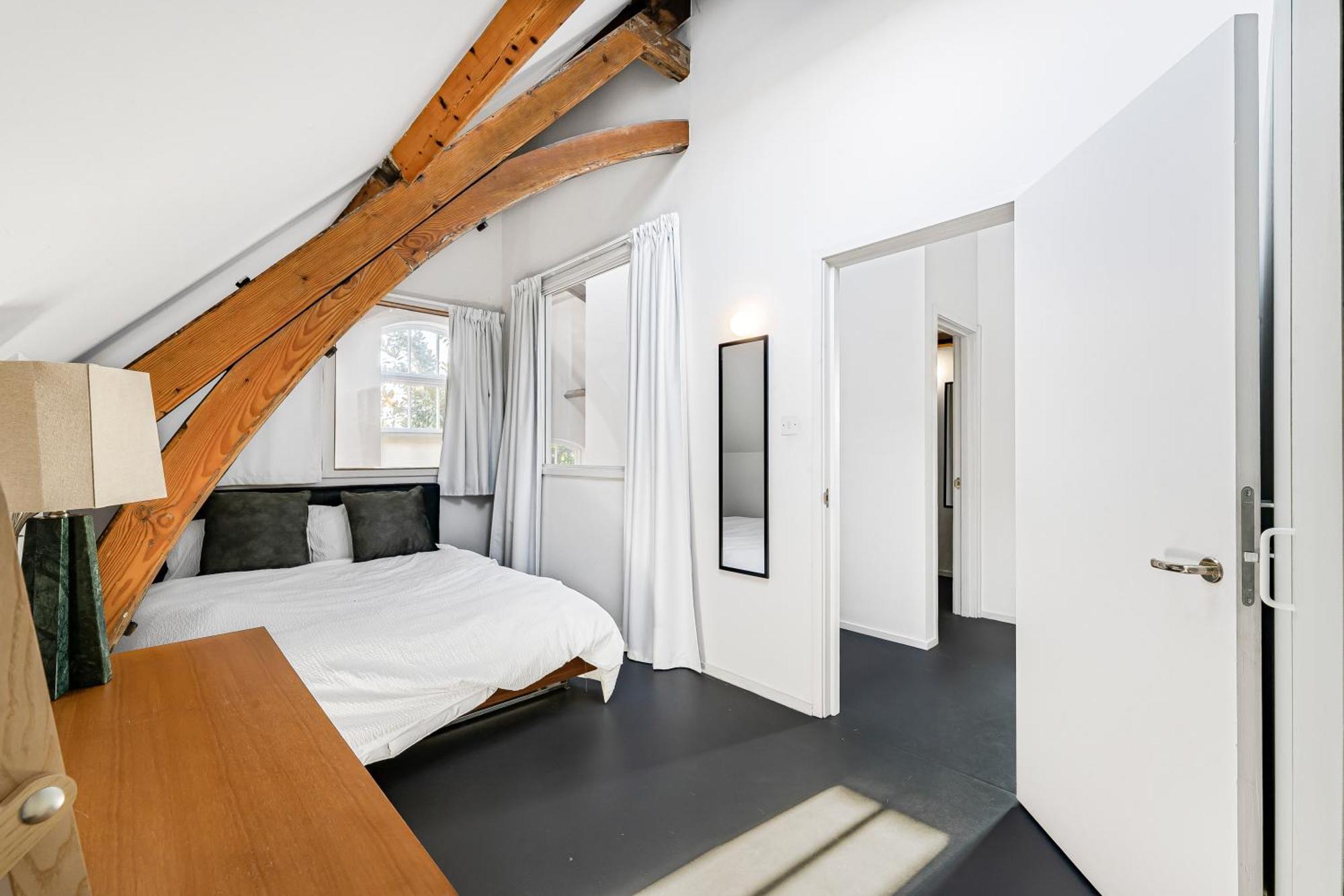 Schoolbell Mews Full 3 Bedroom 2 Bathroom Architect Designed Mews House Fabulous Bow, Victoria Park Location *